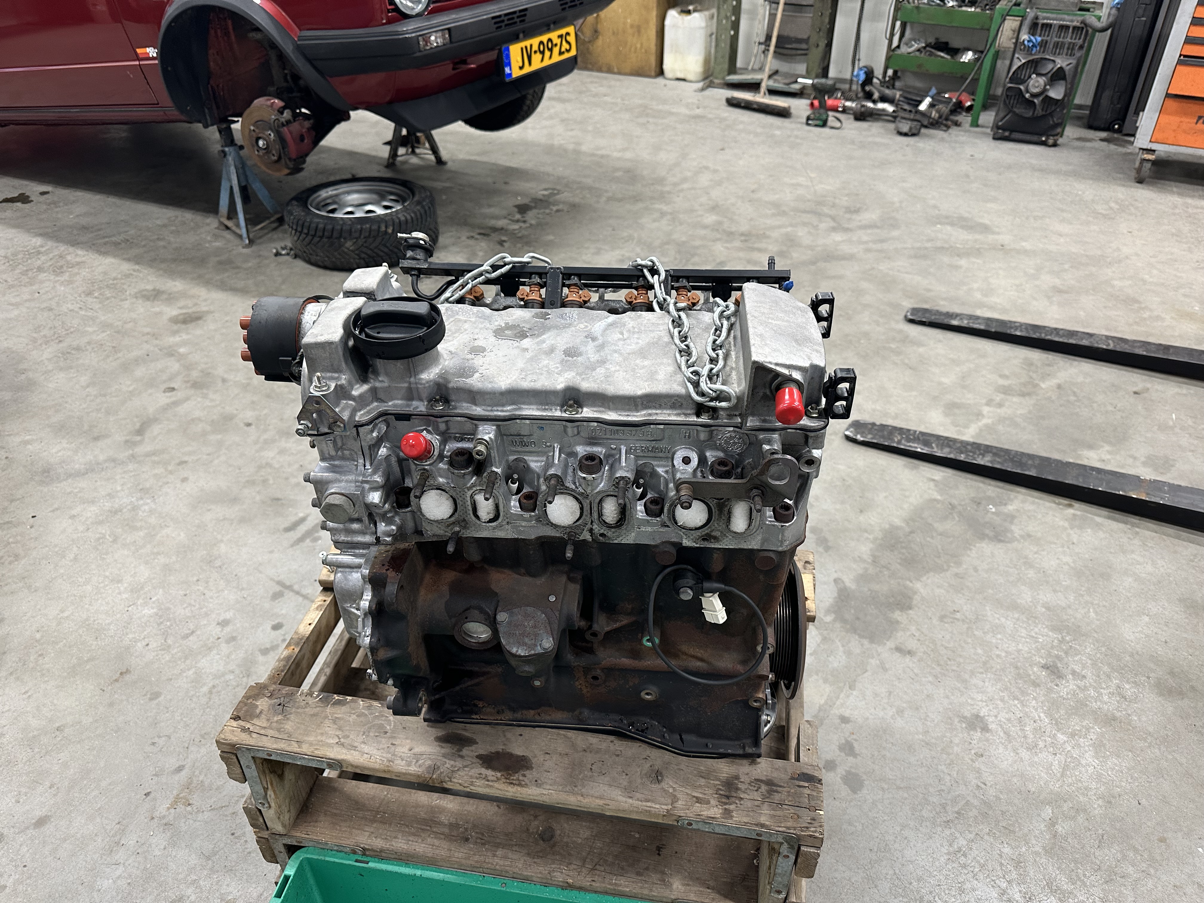 Bare VR6 engine on pallet